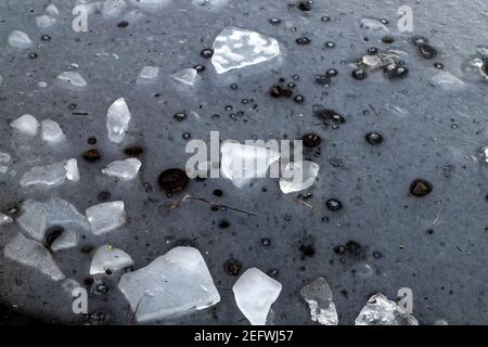 Orcival, Francia. 15 Feb 2021. Lac du Guéry, incorniciato dal massiccio di Banne d'Ordanche, il massiccio dell'Aiguillier e le rocce di Tuilière e Sanadoire. Foto Stock