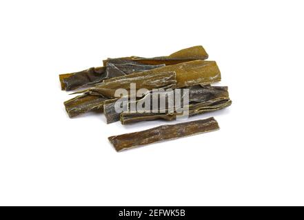 Kombu alghe secche giapponesi kelp secco isolato su sfondo bianco Foto Stock