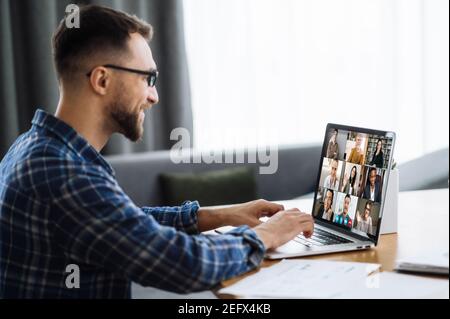 Videochiamata, riunione di affari in linea, formazione in linea. Un freelance o uno studente caucasico di successo comunicano con colleghi di lavoro o studiano online tramite videoconferenza Foto Stock