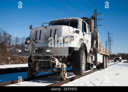 Veicoli Hi-rail utilizzati dal personale addetto alla manutenzione dei cingoli CP Rail il cingolo in condizioni di congelamento Foto Stock