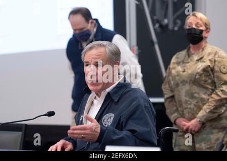 Austin, Texas 17 febbraio 2021: Texas Gov. Greg Abbott e i funzionari di emergenza parlano con la stampa nel Centro operativo di Stato, parte della Divisione Texas di Gestione delle emergenze. Lo stato si occupa di neve record e freddo amaro in tutte le 254 contee. Circa un quarto dello stato è ancora privo di potere in quanto i funzionari dispiegano le risorse statali su una moltitudine di fronti. Credit: Bob Daemmrich/Alamy Live News Foto Stock