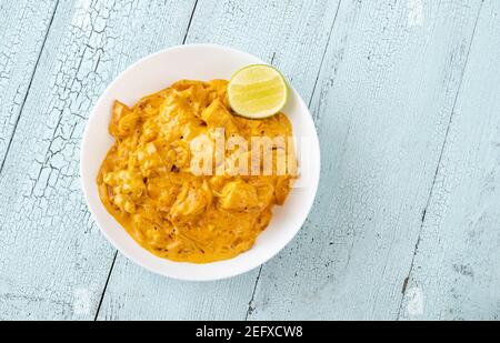 Ciotola di curry di pollo sul tavolo Foto Stock