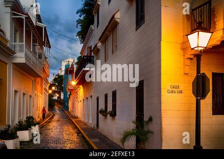 Strada acciottolata illuminata di notte, Caleta De Las Monjas, Old San Juan, Puerto Rico Foto Stock