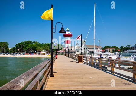 Vista del faro di Harbour Town dal molo, Hilton Head Island, South Carolina Foto Stock