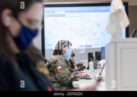 Austin, Texas, Stati Uniti. 17 Feb 2021. I funzionari di emergenza, tra cui MARGARET VAUGHN della Guardia di Stato del Texas, monitorano il tempo del Texas nel centro operativo dello Stato, mentre il Texas si occupa di neve da record e freddo amaro in tutte le 254 contee. Circa un quarto dello stato è ancora privo di potere in quanto i funzionari dispiegano le risorse statali su una moltitudine di fronti. Credit: Bob Daemmrich/ZUMA Wire/Alamy Live News Foto Stock