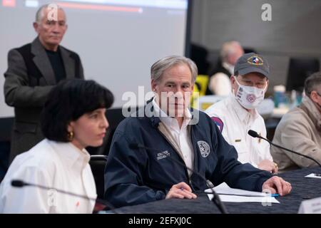 Austin, Texas, Stati Uniti. 17 Feb 2021. Texas Gov. GREG ABBOTT e i funzionari di emergenza, tra cui Christi CRaddick, l, parlano con la stampa nel Centro operativo di Stato, mentre il Texas si occupa di neve record e freddo amaro in tutte le 254 contee. Circa un quarto dello stato è ancora privo di potere in quanto i funzionari dispiegano le risorse statali su una moltitudine di fronti. Credit: Bob Daemmrich/ZUMA Wire/Alamy Live News Foto Stock