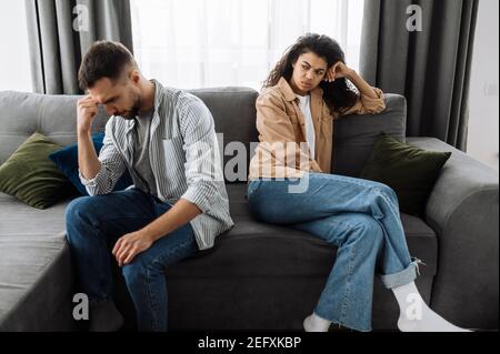 Sorridente nero multirazziale riccia ragazza usa il telefono cellulare, parlando con gli amici o la famiglia mentre si siede sul divano in soggiorno e guarda la macchina fotografica, concetto di comunicazione Foto Stock