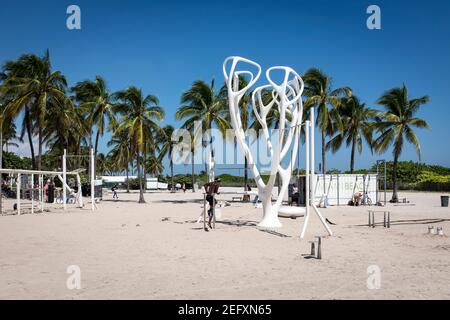 Un uomo che si allenava nella stazione di allenamento all'aperto di Lummus Park conosciuta come Muscle Beach, a Miami Beach, Florida Foto Stock