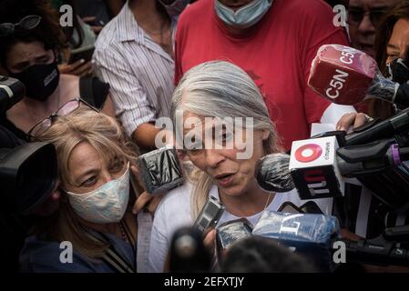 La madre di Úrsula Bahillo parla alla stampa durante la manifestazione. Il movimento femminista "Ni una Menos" si è concentrato presso il Tribunale in ripudio della reazione della giustizia, dopo il femminicidio di Úrsula perpetrato da Matías Martínez nella città di Rojas, Buenos Aires. Foto Stock