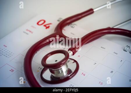 Concetto di Giornata Mondiale della Sanità. Stetoscopio del calendario del 7 aprile come concetto per la Giornata Mondiale della Sanità Foto Stock