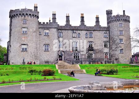 Kilkenny, Contea di Kilkenny, Irlanda. Kilkenny Castello. Il lato nord del castello di Kilkenny che risale alla fine del 12 ° secolo (1190). Foto Stock