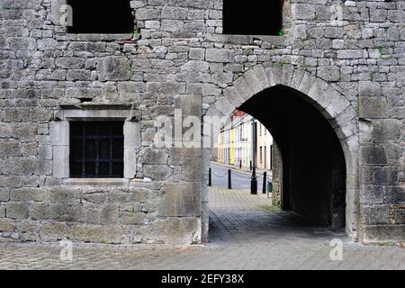 Kilmallock, Contea di Limerick, Irlanda. Edifici colorati visibili attraverso un portale nel castello di Re Giovanni. Foto Stock