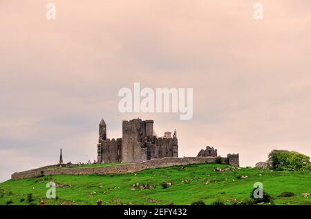 Cashel, County Tipperary, Irlanda. La Rocca di Cashel si erge sopra la campagna irlandese. Foto Stock