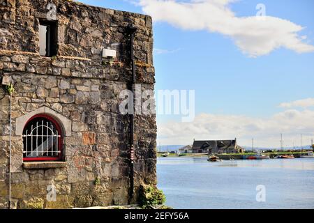 Galway, Contea di Galway, Irlanda. Un segmento della porta Spagnola che si estende fino alla Baia di Galway. Il cancello fu costruito nel 1584. Foto Stock