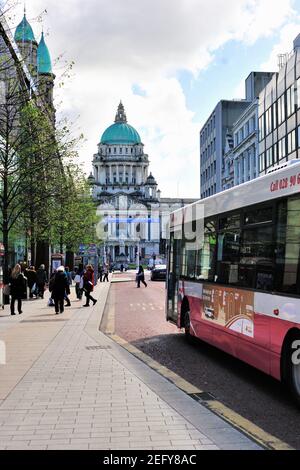 Belfast, Irlanda del Nord. Un autobus cittadino si fa strada lungo una corsia di autobus e verso il Municipio di Belfast nel Municipio, nel cuore della città. Foto Stock
