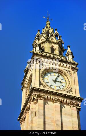 Belfast, Irlanda del Nord. L'orologio Albert Memorial in una torre dell'orologio in arenaria è stato costruito tra il 1865 e il 1869 ed è alto 113 metri. Foto Stock