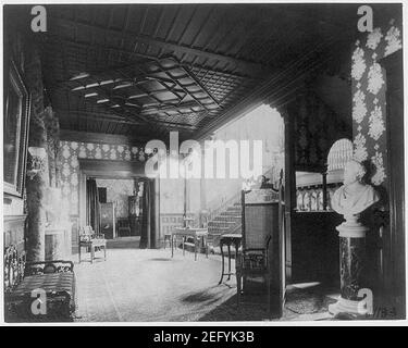 Gli interni ornati di Chandler Hale house, 1001 16th St., N.W., Washington D.C., mostrando il pianoforte, camini e Cina armadio Foto Stock