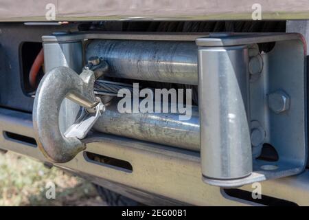 Primo piano di un verricello elettrico con passacavo a rulli da un 4x4 Foto Stock