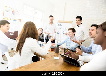 Giovani uomini d'affari interrazziali che discutono di lavoro all'incontro in ufficio creativo casuale - lavoro di squadra e concetti di brainstorming Foto Stock