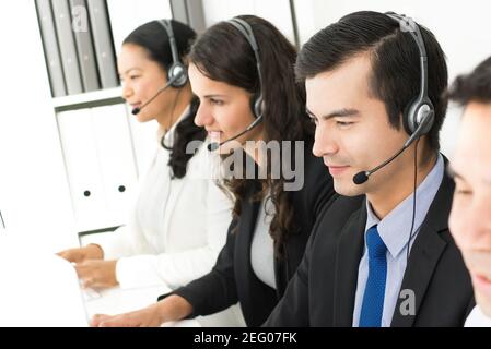 Personale aziendale che lavora nel call center come telemarketers o cliente team di supporto Foto Stock