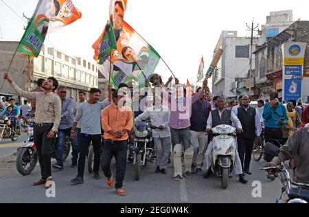 Beawar, India. 17 Feb 2021. Un attivista del partito del Congresso che indossa il facemask del PM Narendra modi dimostra ad una pompa di benzina durante la protesta contro l'aumento dei prezzi del carburante, a Beawar. I prezzi della benzina hanno attraversato rupie di 100 per litro in Rajasthan dopo che i tassi di combustibile sono stati elevati per il nono giorno in una fila. (Foto di Sumit Saraswat/Pacific Press) Credit: Pacific Press Media Production Corp./Alamy Live News Foto Stock