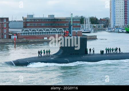 Il sommergibile statunitense della Virginia Class Attack USS Missouri (SSN 780) lascia Portsmouth, Regno Unito, il 7/12/13, dopo una visita di cortesia al porto. Foto Stock