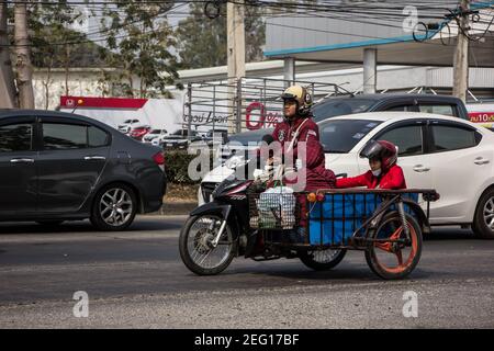 Chiangmai, Thailandia - Gennaio 29 2021: Moto privata, Honda Dream. Foto sulla strada n.121 a circa 8 km dal centro di Chiangmai, thailandia. Foto Stock