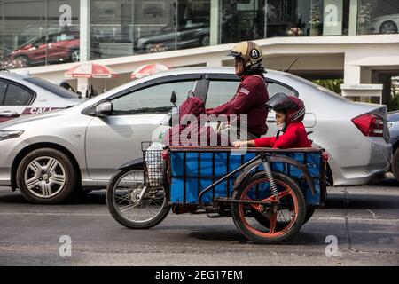 Chiangmai, Thailandia - Gennaio 29 2021: Moto privata, Honda Dream. Foto sulla strada n.121 a circa 8 km dal centro di Chiangmai, thailandia. Foto Stock