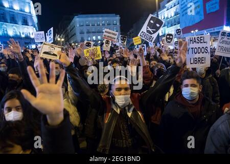 Il rally convocato dal movimento anti-repressivo di Madrid questo mercoledì a Sol contro l'incarcerazione del rapper Pablo Hasel ha portato a scontri tra una parte dei manifestanti riuniti lì e gli agenti della polizia nazionale dispiegati nella zona. Il raduno ha avuto inizio in un'atmosfera pacifica e festosa, circondata da una notevole forza di polizia. Ma nel tardo pomeriggio, una parte dei presenti ha cominciato ad insultare gli agenti gridando 'poliziotti fuori dalle nostre strade' o 'nazisti di giorno, di notte polizia'. (Foto di Alberto Sibaja/Pacific Press) Foto Stock