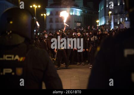 Madrid, Spagna. 17 Feb 2021. Diversi manifestanti si confrontano con la polizia di Puerta del Sol a Madrid, durante la protesta per l'incarcerazione del rapper Pablo Hasel. (Foto di Fer Capdepon Arroyo/Pacific Press) Credit: Pacific Press Media Production Corp./Alamy Live News Foto Stock