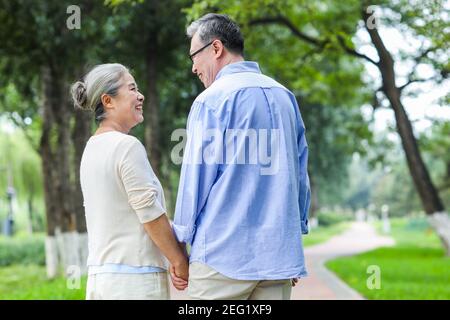 Ritratto di felice vecchia coppia mano in mano Foto Stock