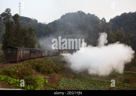 I servizi di trasporto passeggeri sulla linea sono ancora trasportati a vapore. Visto qui in partenza Caiziba Foto Stock