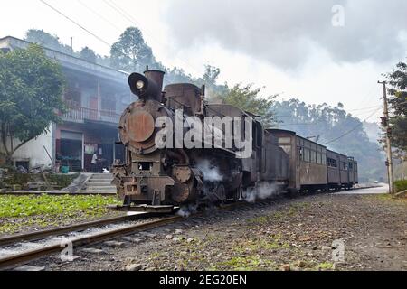 I servizi di trasporto passeggeri sulla linea sono ancora trasportati a vapore. Visto qui in partenza da Mifengyang Foto Stock