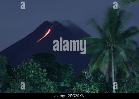 Sleman, Yogyakarta, Indonesia. 18 Feb 2021. Mount Merapi a Sleman, Yogyakarta, Indonesia ha rilasciato lava incandescente il 18 febbraio 2021. In una notte sono state osservate 11 valanghe laviche incandescenti con una distanza massima di scorrimento di 800 metri a sud-ovest dei fiumi Boyong e Krasak. Il Monte Merapi è una delle montagne più attive del mondo e nel 2010 eruttò uccidendo con violenza centinaia di persone. Credit: Slamet Riyadi/ZUMA Wire/Alamy Live News Foto Stock