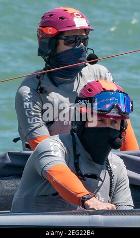 Auckland, Nuova Zelanda, 18 febbraio 2021 - Sir ben Ainslie, (davanti) skipper di INEOS Team UK's Britannia lascia il loro molo per allenarsi sul porto di Waitemata indossando i rivestimenti obbligatori per la prossima gara finale di Prada Cup che è stata rimandata.dietro c'è Breddyn Mon, maintailer trimmer. Credit: Rob Taggart/Alamy Live News Foto Stock