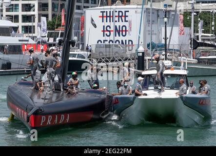 Auckland, Nuova Zelanda, 18 febbraio 2021 - l'equipaggio di Luna Rossa Prada Pirelli lascia il proprio molo per allenarsi sul porto di Waitemata indossando i rivestimenti obbligatori per la prossima gara della Prada Cup Final, che è stata rinviata. La prossima gara è prevista nel weekend sotto le condizioni di blocco di livello 2 Covid -19 che limitano gli spettatori che si riuniscono per guardare la gara. Credit: Rob Taggart/Alamy Live News Foto Stock