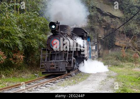 I servizi di trasporto passeggeri sulla linea sono ancora trasportati a vapore. Visto qui tra Jiaoba e Bagou Foto Stock
