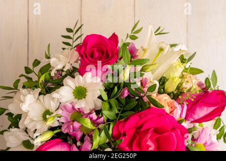 Bouquet misto di fiori diversi su sfondo di legno, vista dall'alto. Foto Stock