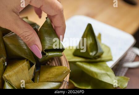 I dolci tradizionali avvolti in foglie di banana Foto Stock