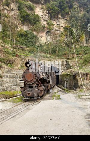 I servizi di trasporto passeggeri sulla linea sono ancora trasportati a vapore. Il treno è visto qui arrivando a Bagou Foto Stock