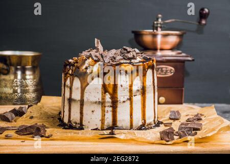 Torta al cioccolato fresco su sfondo rustico scuro. Messa a fuoco selettiva. Foto Stock