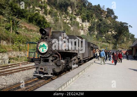 I servizi di trasporto passeggeri sulla linea sono ancora trasportati a vapore. Il treno è visto qui a Bagou Foto Stock