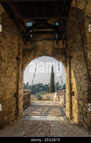 Ponte levatoio porta del castello medievale di Brescia sul Colle Cidneo Foto Stock