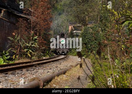 I servizi di trasporto passeggeri sulla linea sono ancora trasportati a vapore. Visto qui tra Bagou e Huangcunjing Foto Stock