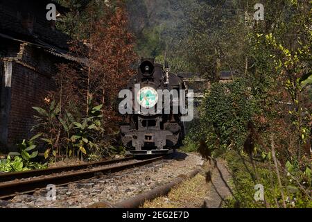 I servizi di trasporto passeggeri sulla linea sono ancora trasportati a vapore. Visto qui tra Bagou e Huangcunjing Foto Stock