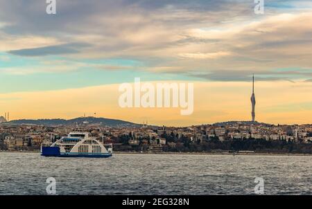 Navi da crociera nel Bosforo tra le coste europee e asiatiche di Istanbul. Turchia. Foto Stock