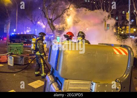 Barcellona, Catalogna, Spagna. 17 Feb 2021. I vigili del fuoco hanno visto spegnere gli incendi dei contenitori dei rifiuti.seconda notte di manifestazioni, a Barcellona, per la prigione del rapper catalano, Pablo Hasél, arrestata martedì 16 febbraio e condannata a nove mesi e un giorno in carcere dalla Camera d'appello della Corte nazionale nel settembre 2018, oltre al pagamento di una multa di circa 30,000 euro accusati di glorificare il terrorismo, insultare e calunniare la monarchia e le forze di sicurezza dello stato. Credit: Thiago Prudencio/DAX/ZUMA Wire/Alamy Live News Foto Stock