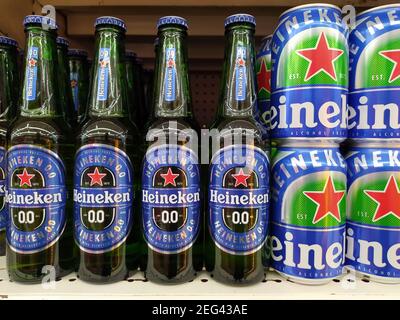 Versione non alcolica di bottiglie in vetro Heineken e lattina di alluminio 0.0 birra su scaffale nel supermercato di Chiang mai - THAILANDIA, 12 febbraio 2021 Foto Stock