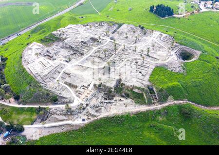 Parco nazionale di Tel Megiddo, conosciuto anche in greco come Armageddon, una città profetizzata per una battaglia durante gli ultimi tempi, vista aerea. Foto Stock