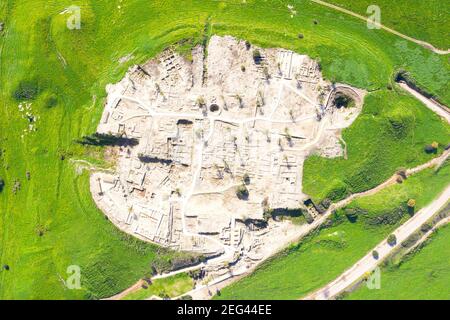 Parco nazionale di Tel Megiddo, conosciuto anche in greco come Armageddon, una città profetizzata per una battaglia durante gli ultimi tempi, vista aerea. Foto Stock